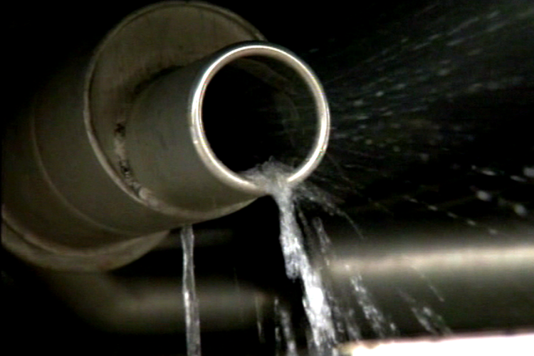 Ilustrasi air keluar dari lubang knalpot mobil