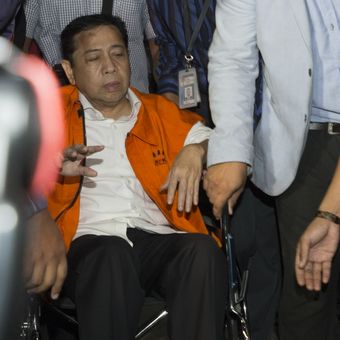 Tersangka kasus korupsi KTP Elektronik Setya Novanto tiba di gedung KPK, Jakarta, Minggu (19/11). Ketua DPR tersebut dipindahkan dari RSCM Kencana ke rutan KPK.  