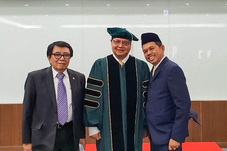 Menteri Perindustrian yang juga Ketua Umum Golkar, Airlangga Hartarto (tengah) didamping Ketua DPD Golkar Jawa Barat Dedi Mulyadi (kanan) di KDI School, Korea Selatan, Rabu (26/6/2019). 
