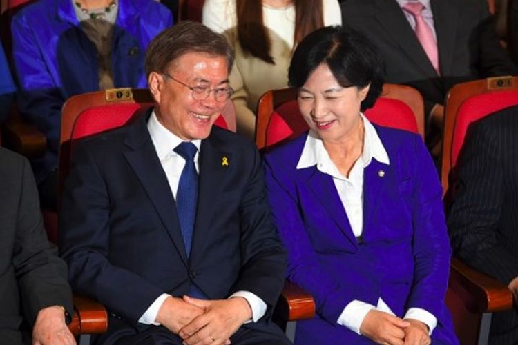 Presiden Korea Selatan Moon Jae-in (kiri) bersama ketua Partai Demokratik Liberal Choo Mi-ae.