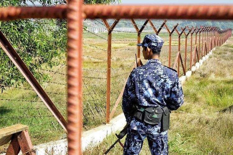 Penjaga perbatasan Myanmar berjaga di luar Maungdaw, Rakhine, tempat di dekat akan dibangunnya pusat transit pengungsi dalam proses pemulangan Rohingya.