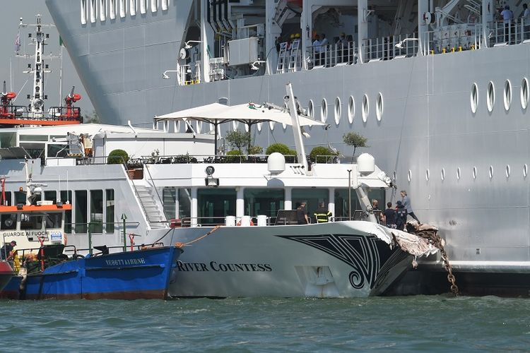 Kondisi kapal wisata River Countess yang mengalami kerusakan setelah ditabrak oleh kapal pesiar besar MSC Opera yang gagal berhenti saat merapat ke dermaga di Venesia, Minggu (2/6/2019).