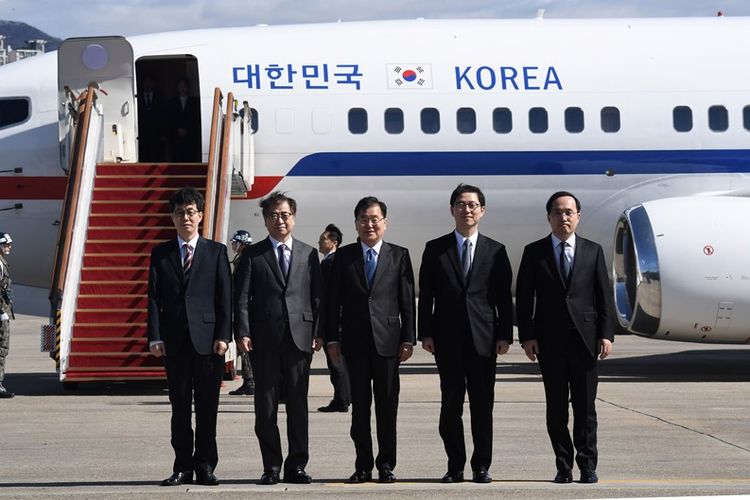 Kepala Keamanan Nasional Chung Eui Yong (tengah), dan Kepala Dinas Rahasia Su Hoon (dua dari kiri) di antara empat delegasi Korea Selatan yang bertolak menuju Korea Utara Senin (5/3/2018). Di Pyongyang, mereka bakal bertemu dengan Pemimpin Korea Utara, Kim Jong Un.