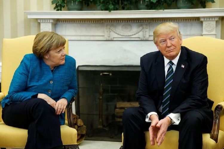 Kanselir Jerman Angela Merkel mengajak Trump untuk berjabat tangan, tetapi Trump tak meresponsnya, tampak dingin tanpa menyahut atau menoleh ke arah timpalannya itu, saat bertemua di Washington DC, 17 Maret 2017.