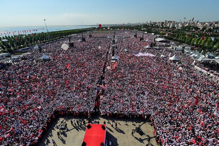 Lautan manusia pendukung Partai Rakyat Republik (CHP) yang oposisi memadati sebuah lapangan di Maltepe, Istanbul, Minggu (9/7/2017), menyuarakan ketidakpuasan terhadap Presiden Recep Tayyip Erdogan.