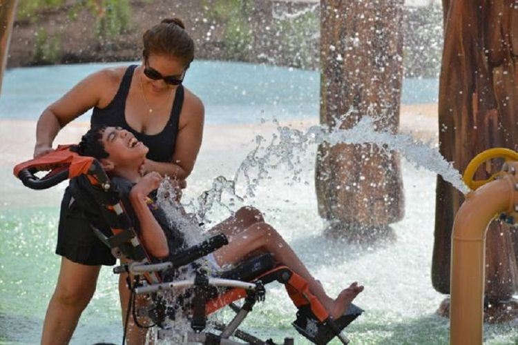 Taman rekreasi air ini dilengkapi dengan pemandian air hangat untuk membantu mereka yang mempunyai masalah dengan otot.