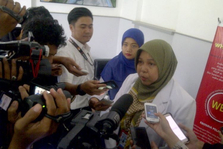 Sinta Sari Ratunada, dokter spesialis THT RSHS Bandung saat diwawancarai media usai melakukan proses operasi pengangkatan jarum pentul di tubuh Anisa Salim, Kamis (5/10/2017)