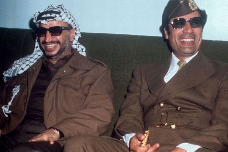 Pemimpin Libya Moammar Khadaffi dan pemimpin PLO Yasser Arafat.