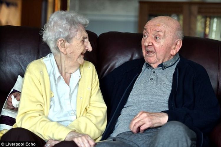 Seorang ibu berusia 98 tahun, Ada Keating, memilih tinggal di panti jompo untuk menemani anaknya, Tom, usia 80 tahun. (Daily Mail)