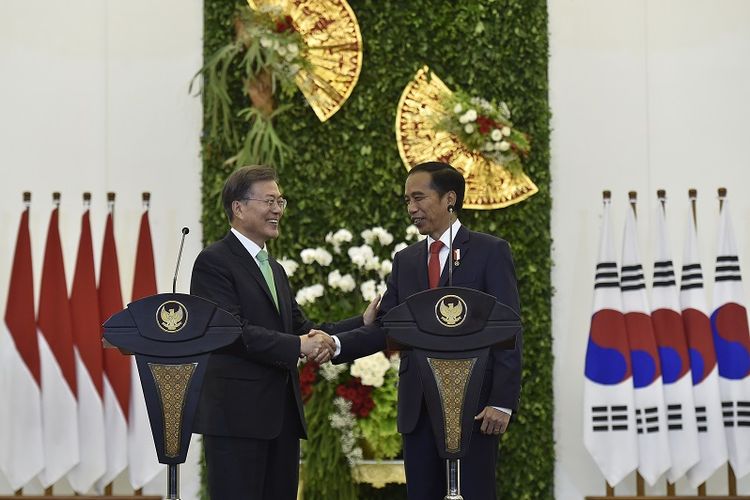 Presiden Joko Widodo (kanan) berjabat tangan dengan Presiden Korea Selatan (Korsel) Moon Jae-in (kiri) seusai menyampaikan keterangan pers, di Istana Kepresidenan Bogor, Jawa Barat, Kamis (9/11). Pertemuan kedua kepala negara tersebut membahas sejumlah hal seperti Semenanjung Korea, kerja sama industri kreatif dan investasi. ANTARA FOTO/Puspa Perwitasari/kye/17