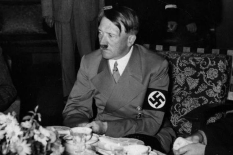 Ditaktor Jerman, Adlof Hitler, lebih memilih jamur, ketimbang sajian dari daging di akhir hidupnya. Selain itu, minyak biji rami dan kue menjadi santapannya di bunker Berlin. (Daily Mirror)
