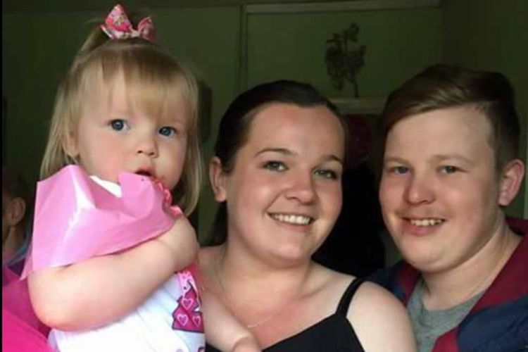 Shannon Everett, ibu berusia 22 tahun yang tinggal di Cwmbran, Gwent, Wales Selatan, mengalami mati suri, kemudian koma selama dua pekan. Namun, dia terbangun dan hanya ingat memori ketika berusia 13 tahun. (Daily Mirror)