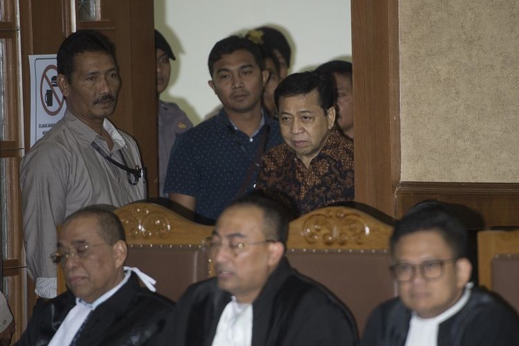 Terdakwa kasus korupsi KTP Elektronik Setya Novanto (tengah) memasuki ruangan untuk menjalani sidang dengan agenda tanggapan jaksa terhadap eksepsi di Pengadilan Tipikor, Jakarta, Kamis (28/12). Jaksa penuntut umum menyatakan tetap pada dakwaan semula. 