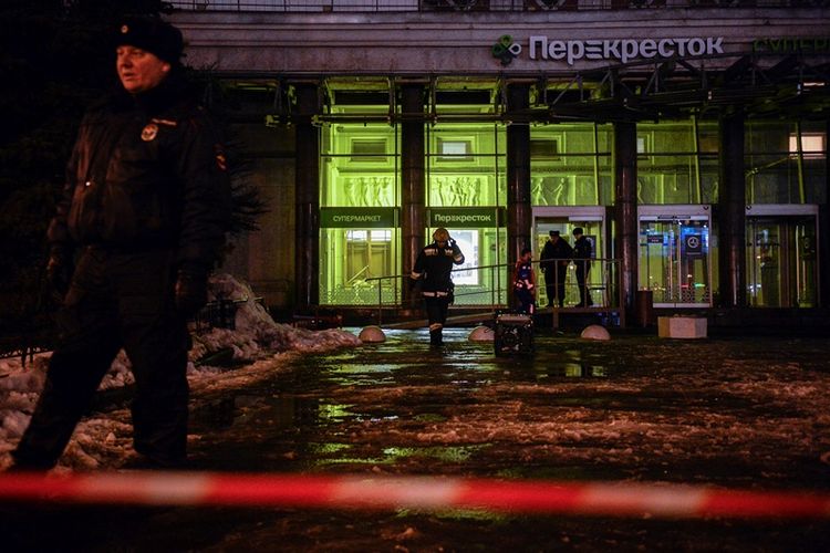 Petugas pemadam kebakaran dan polisi sedang bekerja di lokasi ledakan bom, di sebuah supermarket di Saint Petersburg, Rusia, Rabu (27/12/2017). (AFP/Olga Maltseva)