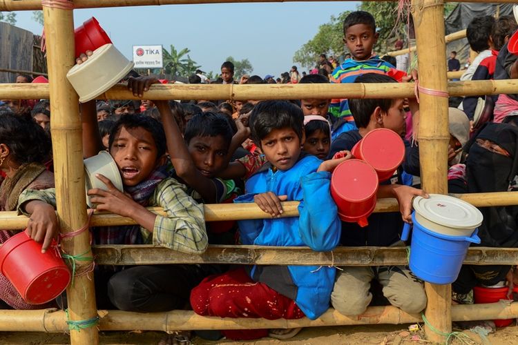 Anak-anak pengungsi Rohingya menanti jatah makanan di kamp pengungsi Ukhia, Bangladesh.