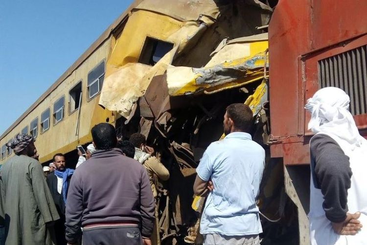 Tabrakan kereta api di Mesir ini menewaskan sedikitnya 10 orang.