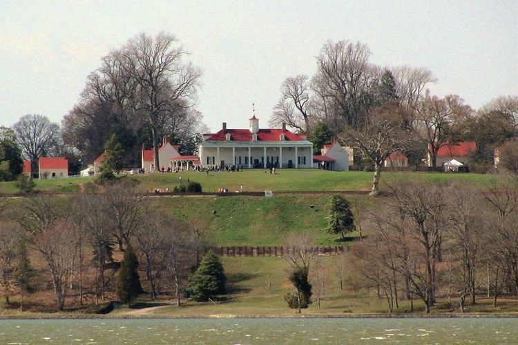 Pertanian Mount Vernon dilihat dari Sungai Potomac.