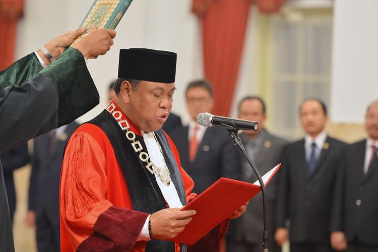 Hakim Konstitusi Arief Hidayat mengucapkan sumpah jabatan di hadapan Presiden Joko Widodo saat dilantik di Istana Negara, Jakarta, Selasa (27/3). Presiden melantik Arief Hidayat menjadi hakim konstitusi periode 2018-2023 setelah terpilih sebagai hakim konstitusi perwakilan DPR. 