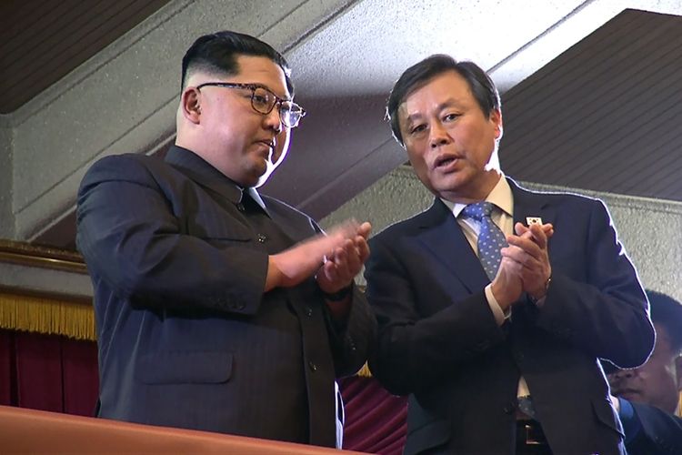 Pemimpin Korea Utara Kim Jong Un (kiri) dan Menteri Kebudayaan, Olahraga dan Pariwisata Korea Selatan Do Jong-whan (kanan) bertepuk tangan ketika menyaksikan konser musisi Korea Selatan di East Pyongyang Grand Theatert di Pyongyang, Korea Utara, Minggu (1/4/2018). (KOREA POOL/AFP)