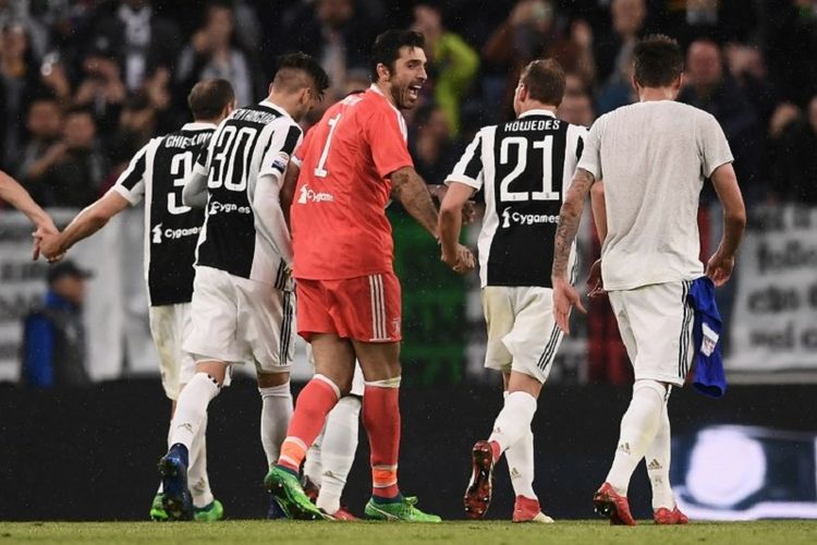 Kapten Juventus, Gianluigi Buffon, memimpin rekan-rekannya saat merayakan kemenangan atas Sampdoria pada pertandingan Serie A di Stadion Allianz, Turin, Minggu (15/4/2018). 