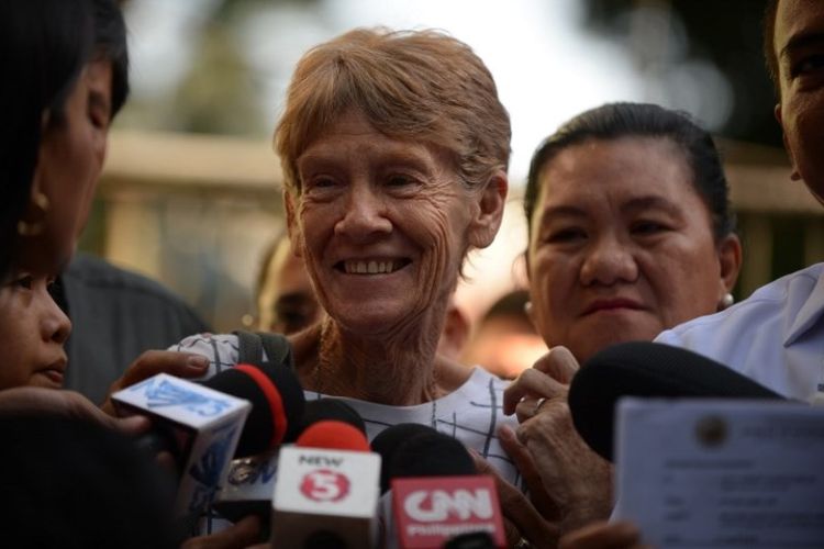Biarawati asal Australia Patricia Fox diwawancara media pada 17 april 2018, di Manila, Filipina. (AFP/Ted Aljibe)