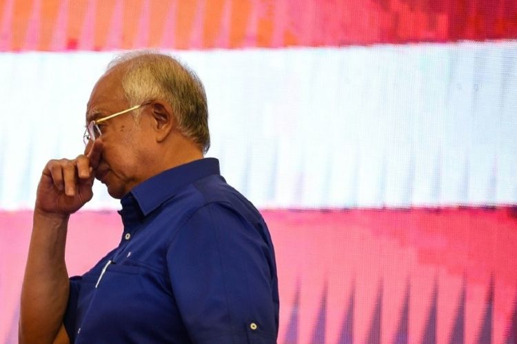 Mantan Perdana Menteri Malaysia Najib Razak meninggalkan panggung setelah menyampaikan pidato menanggapi hasil pemilihan umum Malaysia