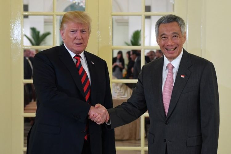 Presiden Amerika Serikat Donald Trump bertemu dengan Perdana Menteri Singapura Lee Hsien Loong di Istana, Senin (11/6/2018). (AFP/Saul Loeb)