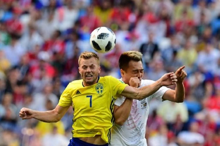 Sebastian Larsson dan Kim Shin-wook berduel memperebutkan bola di udara pada pertandingan Swedia vs Korea Selatan di Stadion Nizhny Novgorod, 18 Juni 2018. 