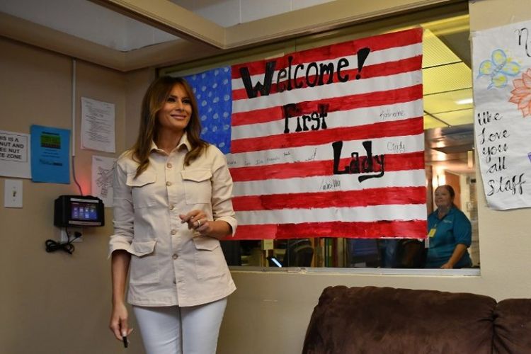 Ibu Negara Amerika Serikat Melania Trump mengunjungi Layanan Sosial Luthern di Upbring New Hope Children Center di McAllen, Texas, Kamis (21/6/2018). (AFP/Mandel Ngan)