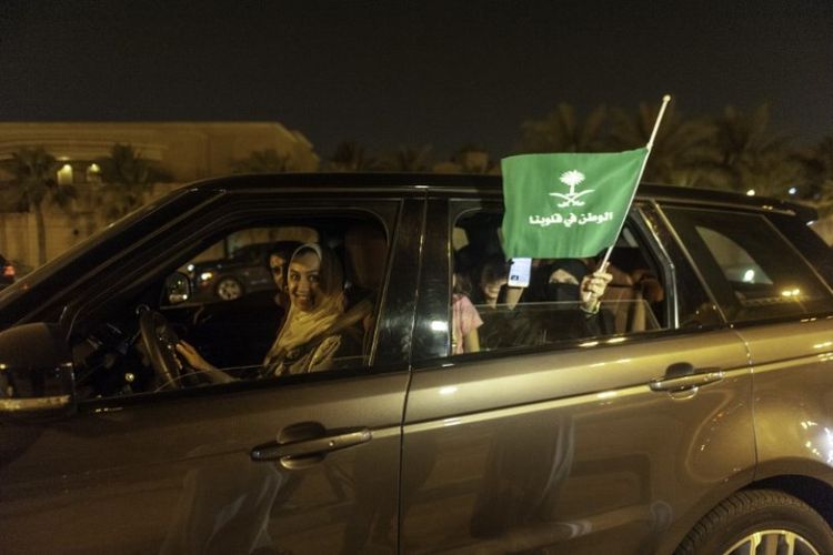 Perempuan di Arab Saudi memenuhi jalanan sambil mengemudikan mobil pada Minggu (24/6/2018) dini hari. (AFP/Hussain Radwan)