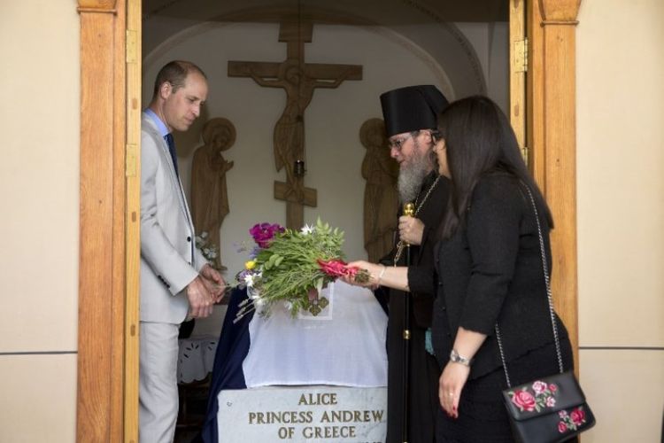 Pangeran William mengunjungi makam nenek buyutnya, Putri Alice, di Gereja St Marry Magdelen, di Yerusalem Timur, Kamis (28/6/2018). (AFP/POOL/Sebastian Scheiner)