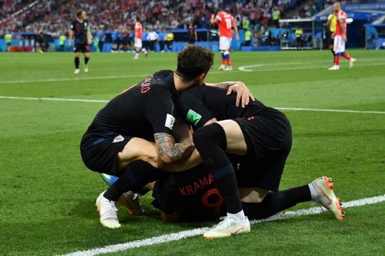 Para pemain Kroasia merayakan gol Andrej Kramaric ke gawang Rusia pada pertandingan babak 8 besar atau perempat final Piala Dunia 2018 di Sochi, 7 Juli 2018. 
