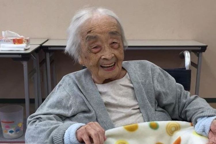 Chiyo Miyako menyandang gelar manusia tertua di dunia versi Guinness World Records. (Daily Mirror)