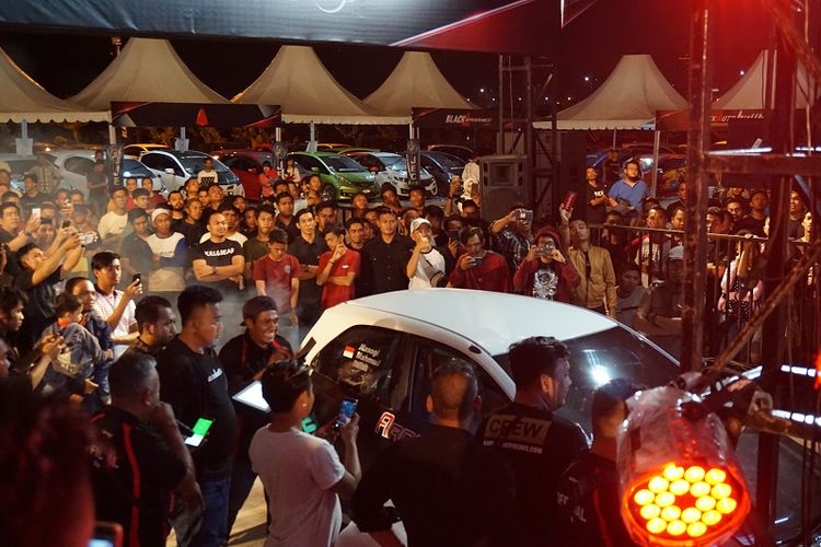Tampak ratusan pengunjung memadati arena berlangsungnya Blackauto Battle pada Sabtu (4/8/2018) di Phinisi Point, Makassar.