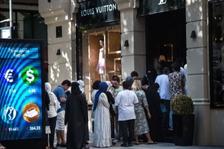 Turis asing terutama dari Arab Saudi dan Asia, rela mengantre di luar toko barang-barang mewah seperti Louis Vuitton, Chanel dan Prada di Turki, setelah lira mengalami pukulan berat terhadap dollar AS. (AFP/Yasin AKGUL)