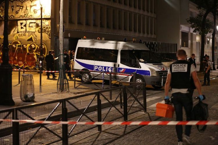 Kepolisian Perancis berada di lokasi penyerangan di arondisemen 19, Paris, pada Minggu (9/9/2018). (AFP/Zakaria Abdelkafi)