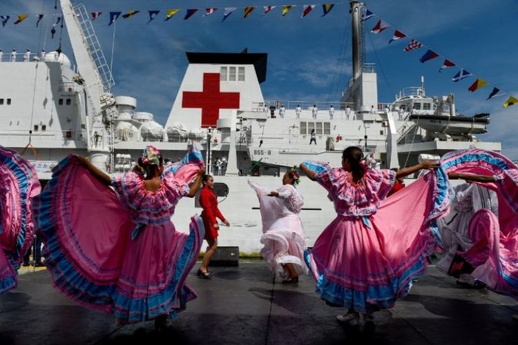Penari Venezuela menyambut kedatangan kapal rumah sakit asal China, Peace Ark,  di pelabuhan La Guaira, Venezuela, Sabtu (22/9/2018). (AFP/Federico Parra)