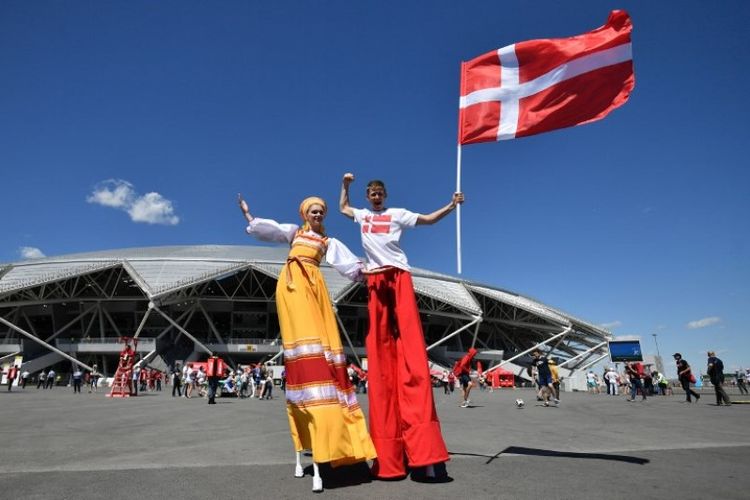 Dua orang mengibarkan bendera Denmark di Arena Samara, Samara, Rusia pada perhelatan Piala Dunia 2018, 21 Juni 2018. (AFP/Fabrice Coffrini)