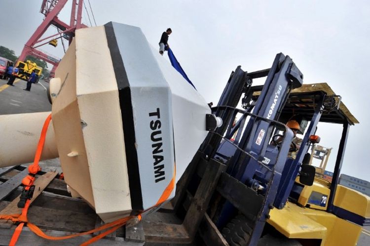 Pekerja sedang mengangkut buoy, alat deteksi dini tsunami yang didonasikan oleh US National Oceanographic and Atmospheric Administration (NOAA). AFP PHOTO/Bay ISMOYO / AFP PHOTO / BAY ISMOYO