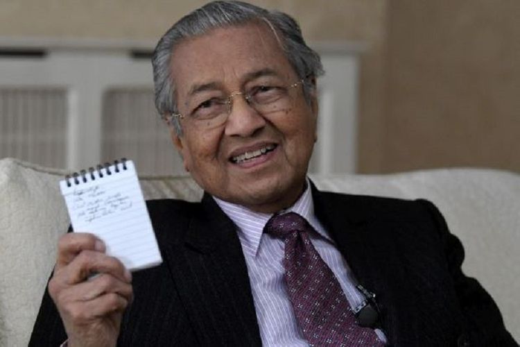 Perdana Menteri Malaysia Mahathir Mohamad menunjukkan buku catatan yang dibawanya saat berkunjung ke Inggris.