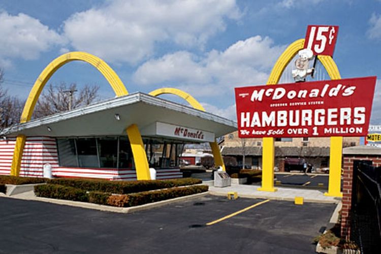 Restoran McDonalds pertama yang dibuka oleh Ray Kroc, sekarang menjadi museum di Des Plaines, Illinois, AS. (Sandy Felsenthal/Corbis via Britannica)