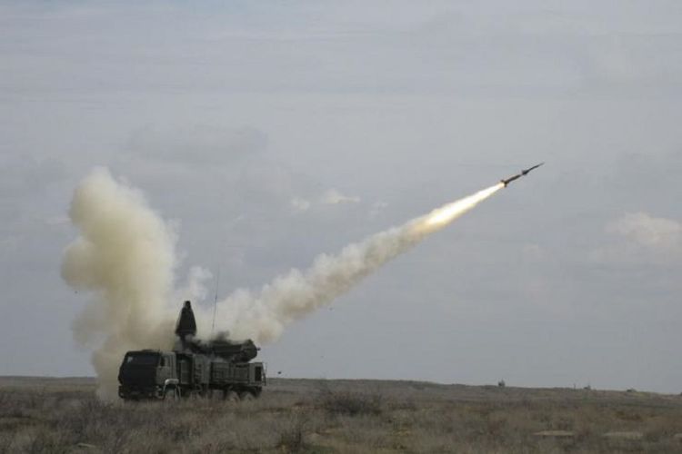 Sistem pertahanan anti-serangan udara Pantsir-S1 ketika menjalani uji coba di lapangan latihan Ashuluk, April 2018.