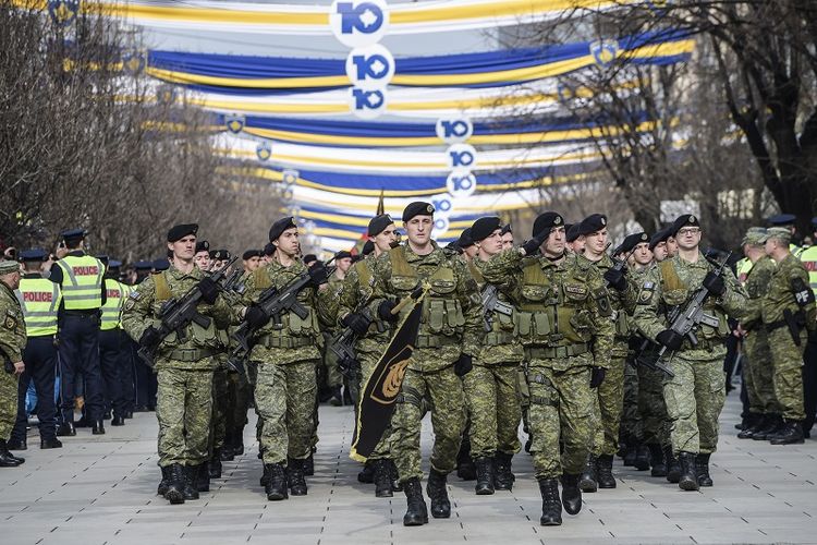 Para personel Pasukan Keamanan Kosovo (KSF) berparade di lapangan utama ibu kota Pristina  pada 18 Februari 2018, memperingati hari kemerdekaan ke-10 negeri itu. Saat ini KSF berkekuatan kecil dilengkapi persenjataan ringan, tetapi parlemen Kosovo pada Jumat (14/12/2018) akan menentukan apakah negeri itu sudah saatnya memiliki tentara profesional.