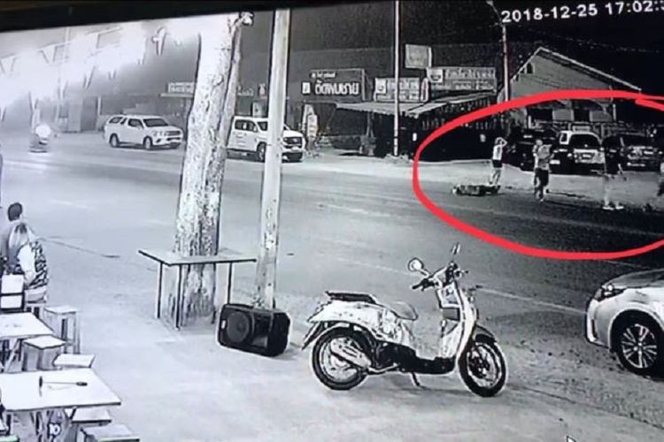 Rekaman kamera pengawas memperlihatkan perempuan bernama Boonyaporn Kantalah tewas setelah ditembak mantan pacarnya di Thailand.