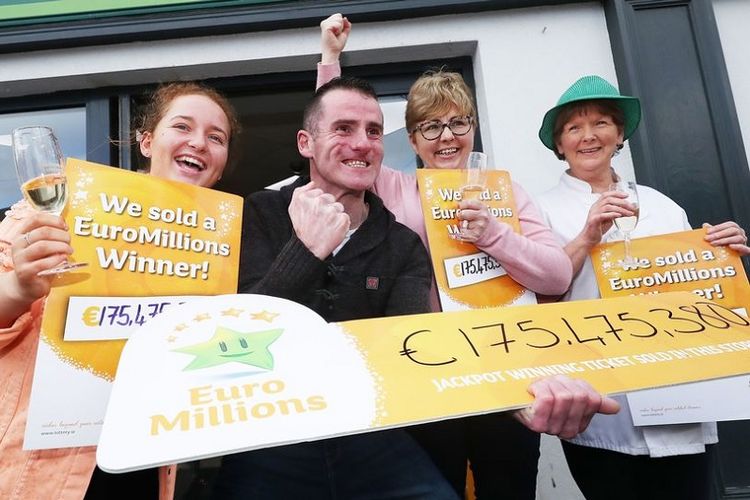 Para staf toko lotre Reillys Daybreak di Naul, Irlandia, merayakan keberhasilan mereka menjual tiket pemenang utama bernilai lebih dari 175 juta euro.