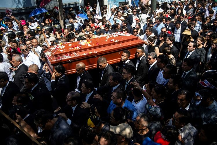 Ribuan orang menghadiri pemakaman mantan presiden Peru Alan Garcia pada Jumat (19/4/2019). Garcia meninggal dunia karena bunuh diri sesaat sebelum ditahan polisi akibat tuduhan menerima suap di saat menjabat.