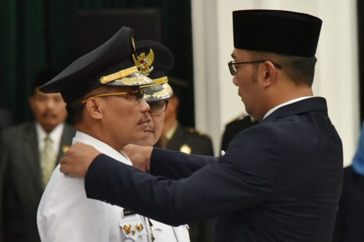 Gubernur Jawa Barat Ridwan Kamil melantik Imron Rosyadi sebagai Plt Bupati Cirebon menggantikan Sunjaya Purwadi Sastra yang tersandung kasus korupsi, Jumat (17/52019).