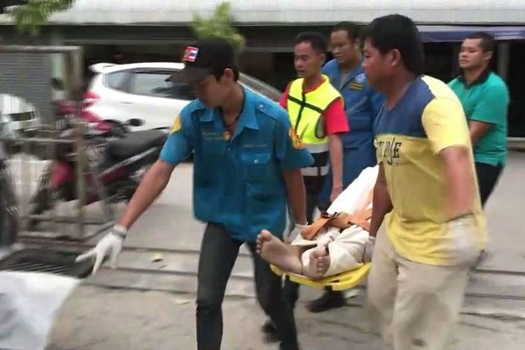 Polisi di Chonburi, Thailand, membawa jenazah Krisada Supol. Dia ditemukan tewas di kamarnya karena kesetrum ketika memakai earphone dan menge-cas ponselnya di saat bersamaan.