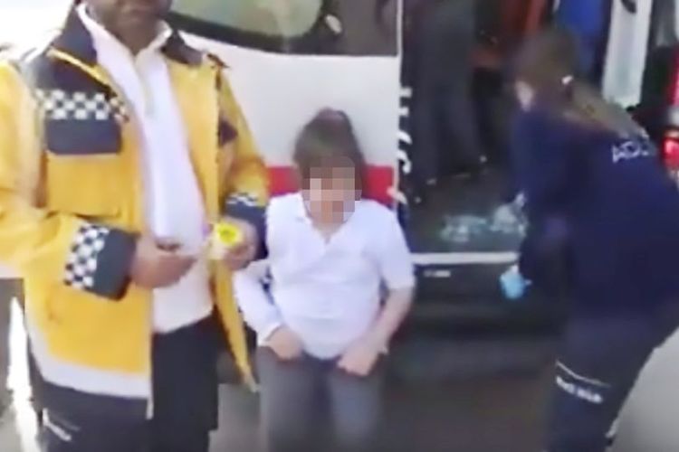 Salah satu murid sebuah SD di Bursa, Turki, ketika menerima penanganan paramedis setelah mengaku sakit karena meminum air bercampur lem.