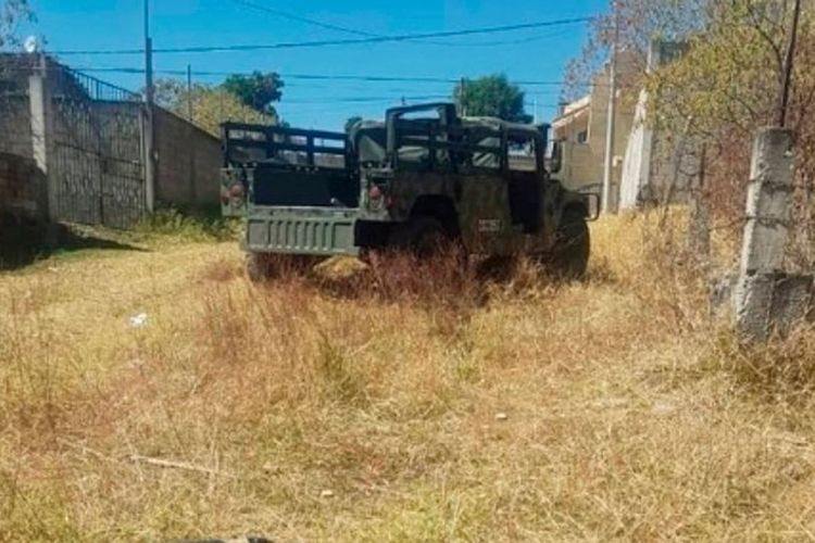 Sebuah truk berada di dekat lokasi jenazah sepasang suami istri ditemukan di Morelos, Meksiko. Pasangan itu dibunuh oleh anaknya sendiri yang masih remaja.